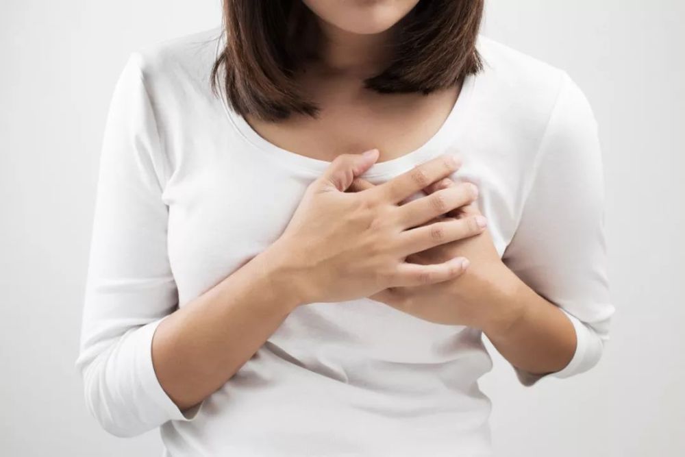 2,不明原因的胸痛 如果出现不明原因的胸痛,特别是这种疼痛位于胸骨