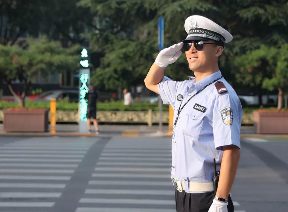 西安最帅交警杨鹏帅在制服帅在交警铁军精神