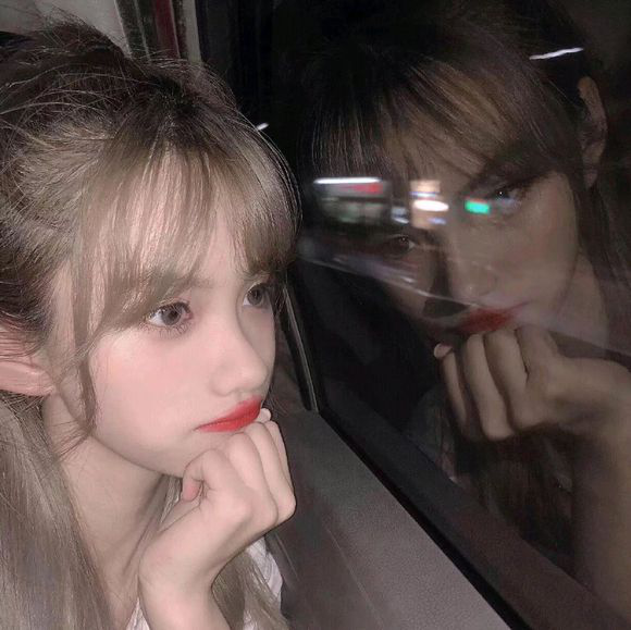 少女心爆棚的头像:遇见你就像打翻了载酒的小舟,甜与花香弥溢!