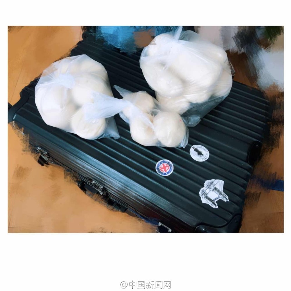 母亲做的煎饼 让他的行李超重30多斤 (组图)