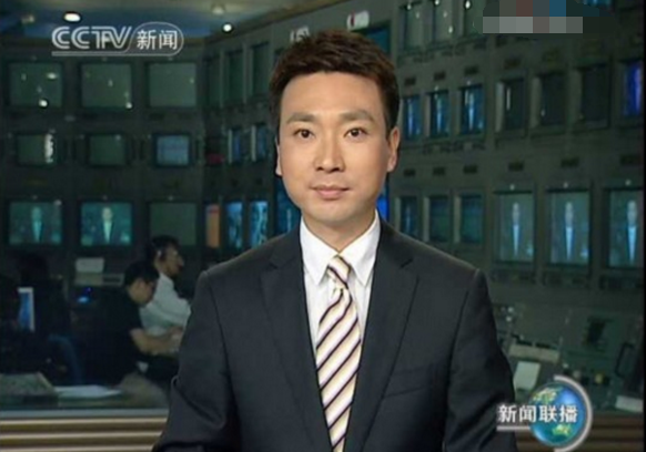 康辉20年前旧照曝光,中分烫头造型帅气十足,颜值不输当红小生