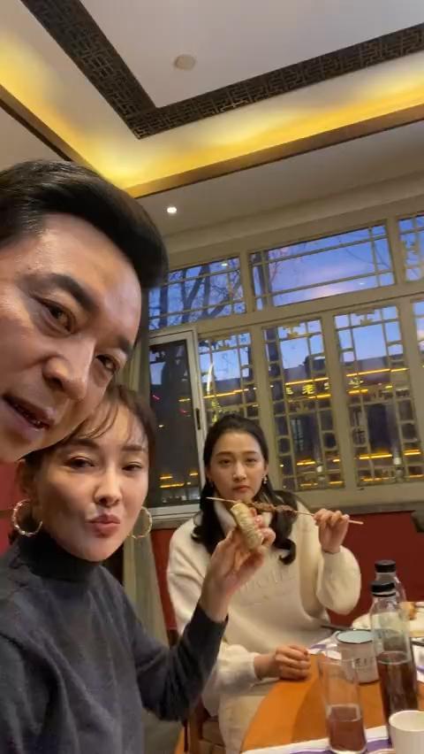 张晞临与晒视频牛莉关晓彤吴磊一起吃饭,关晓彤变身亲女儿,吴磊成了准