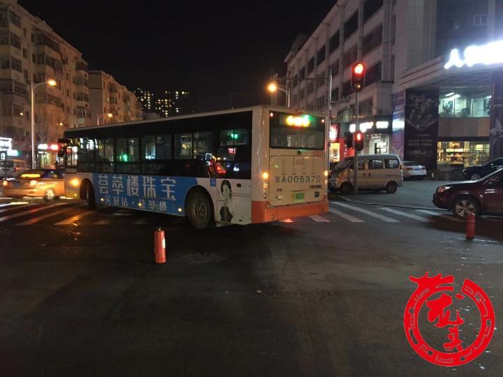 哈尔滨一68路公交车未按规定路线行驶,撞伤一行人