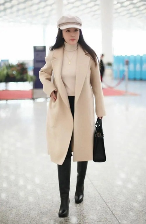 杨钰莹温暖过冬,米色大衣搭配高跟长靴,优雅保暖又时髦