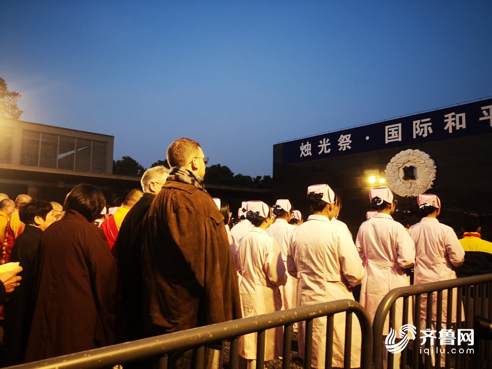 红烛齐亮,明火长燃!南京举行"烛光祭"悼念大屠杀遇难同胞