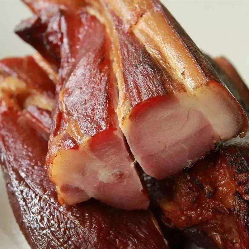今天分享一个简易家常的腊肉做法.    自制腊肉