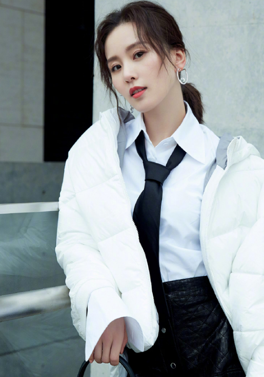 刘诗诗简约精美写真,身穿纯白色羽绒服,令人眼前一亮