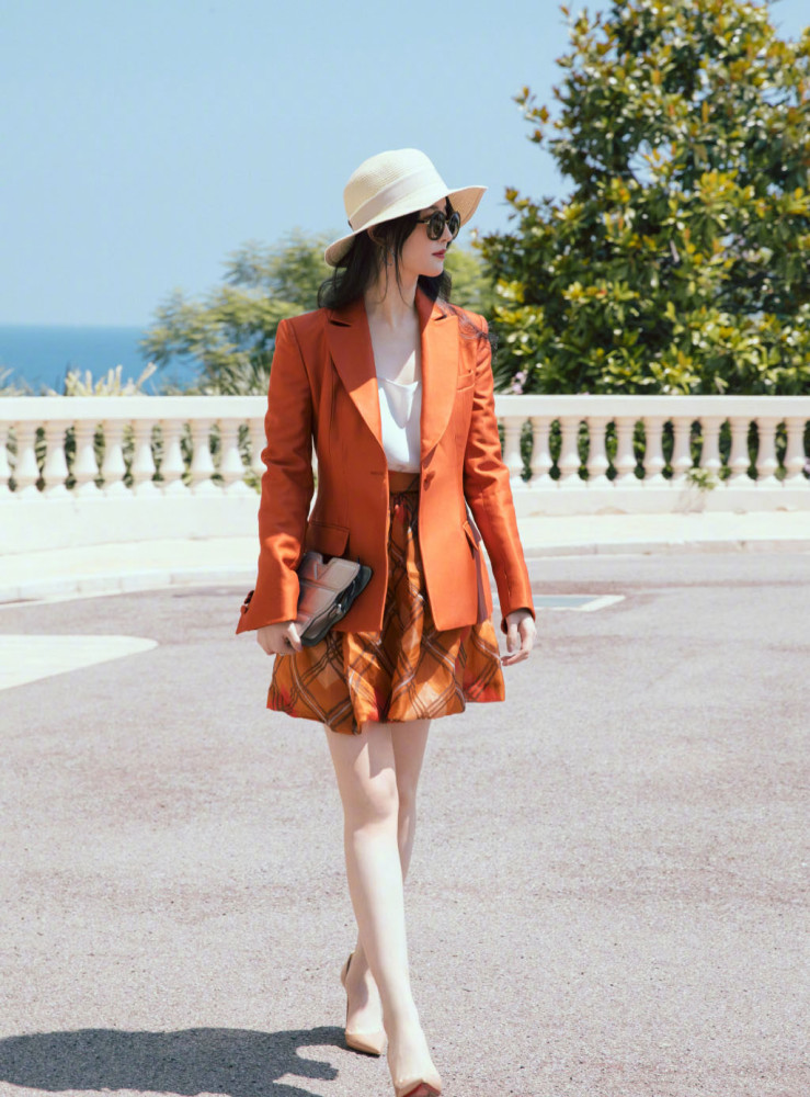 刘亦菲最新大片出炉,正红纱裙加飘逸长发,帅气神仙姐姐来咯