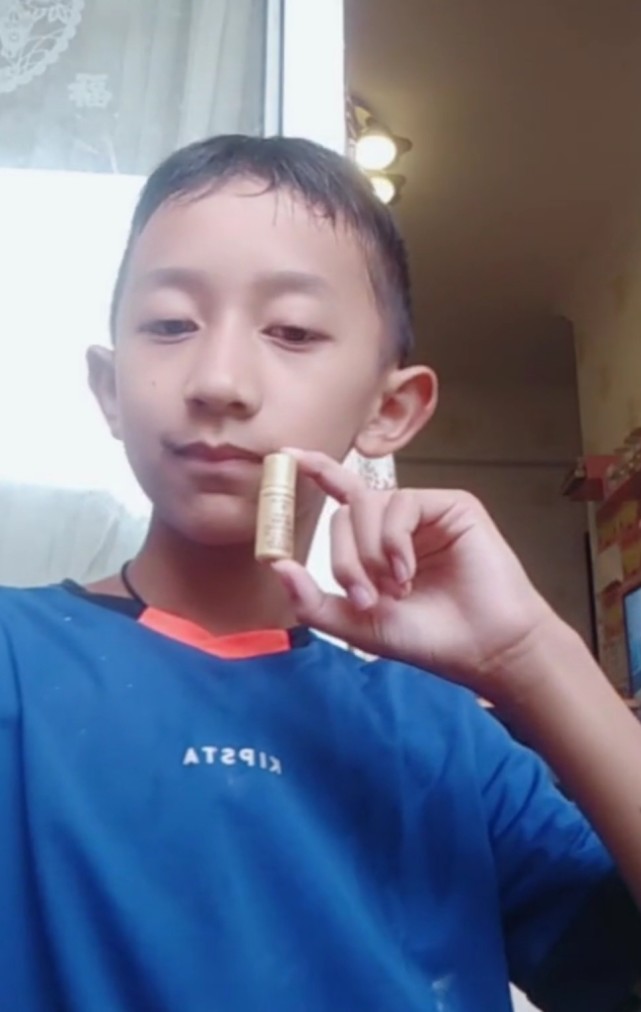 小学生脸上画"韩美娟"仿妆,被吐槽好娘,看清正脸后:孪生姐妹吧!