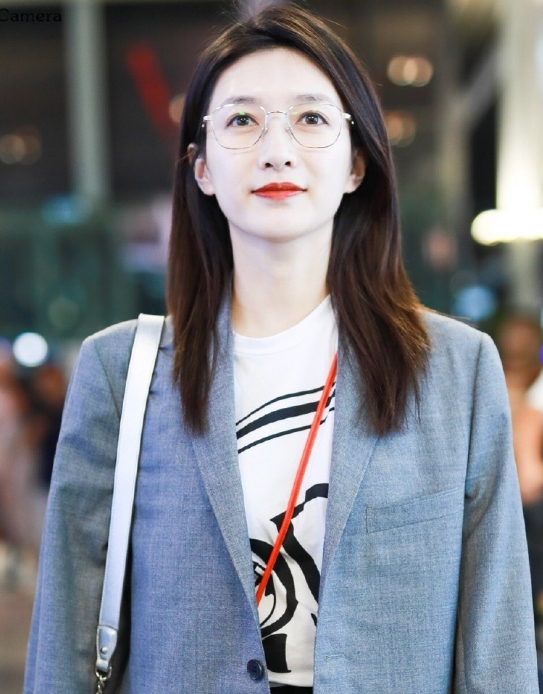 江疏影私服造型,灰色西装搭配银框眼镜,知性又不失女人味
