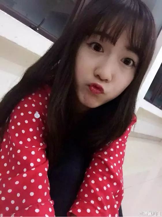 长相是清纯可爱挂的小女生.