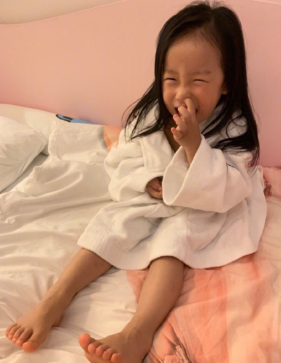 小米粒长大如"整容",小时候就说是丑娃,如今美得人不