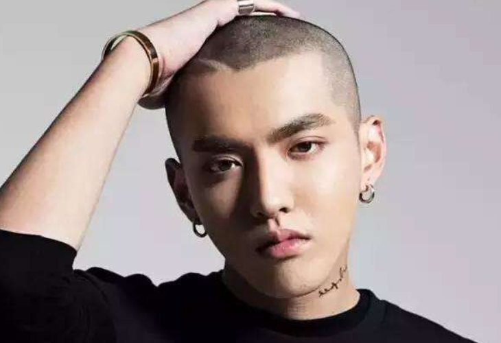 4位"剃光头"的男明星,个个帅气逼人,粉丝:是"心动"的感觉