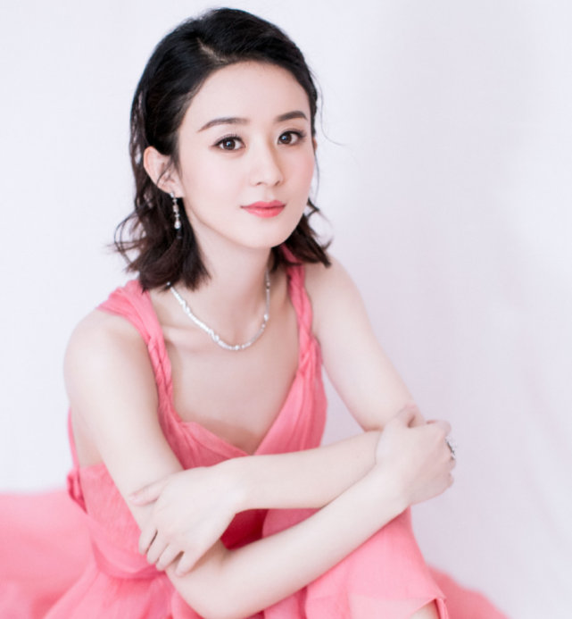 赵丽颖出席活动现场,一举一动女神范十足