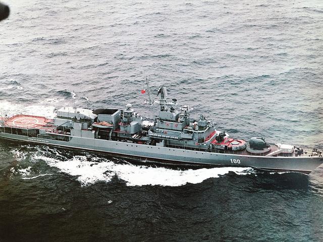 美国海军约克顿号巡洋舰和卡伦号驱逐舰穿越水面边界,突然出现在苏联
