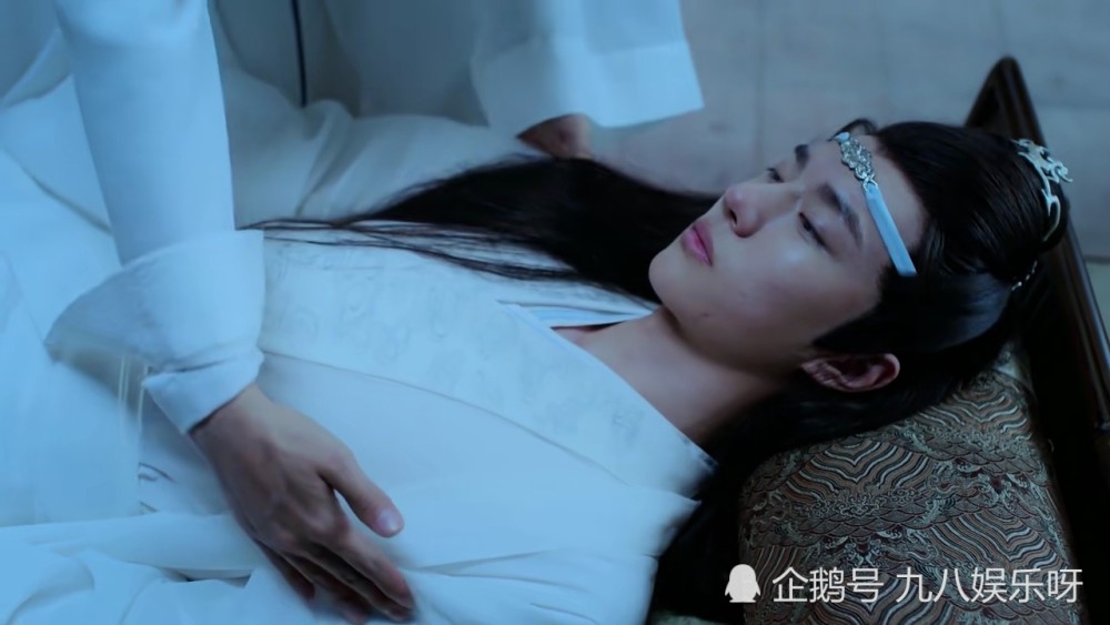 《陈情令》蓝湛醉酒,十六年前魏婴嫌弃,十六年后摸手又摸脸