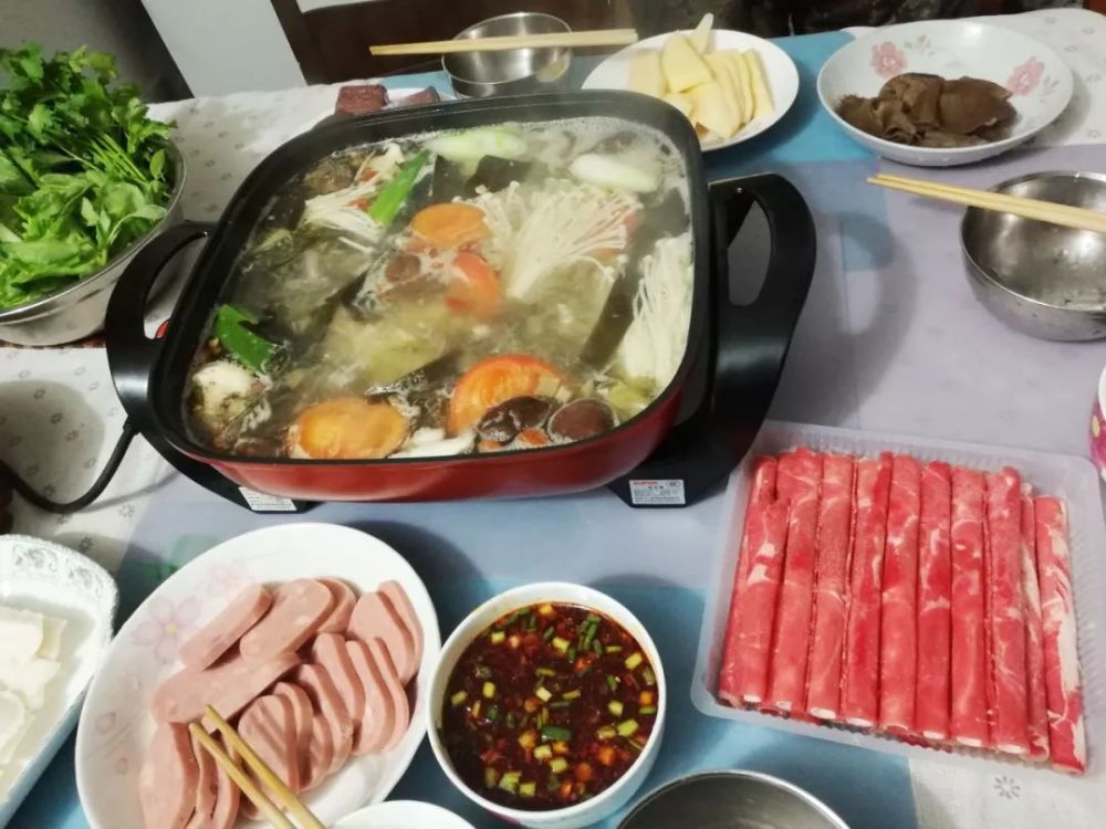 大冬天,在家吃火锅照样吃得热乐,三鲜味配上麻辣蘸料也很爽!