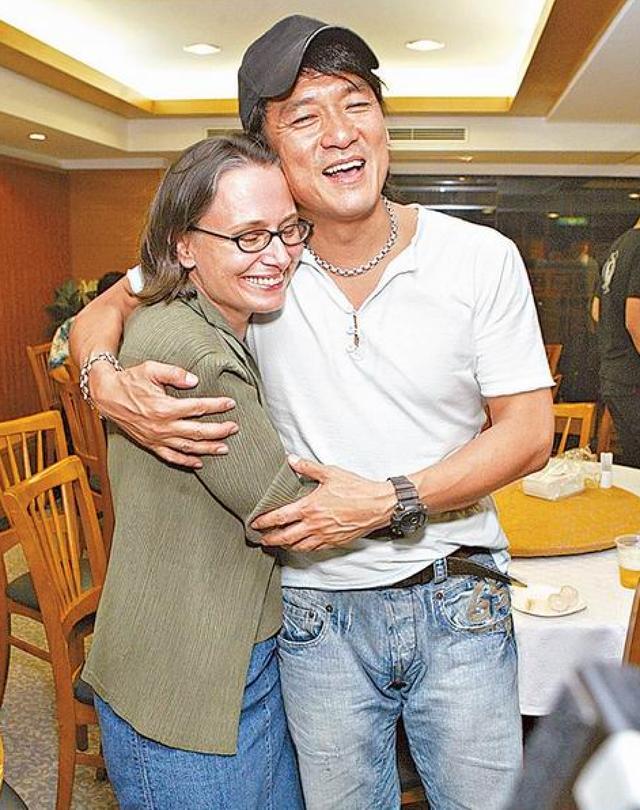 29岁周厚安罕见同框周华健略显沧桑仍难挡帅气,一家四