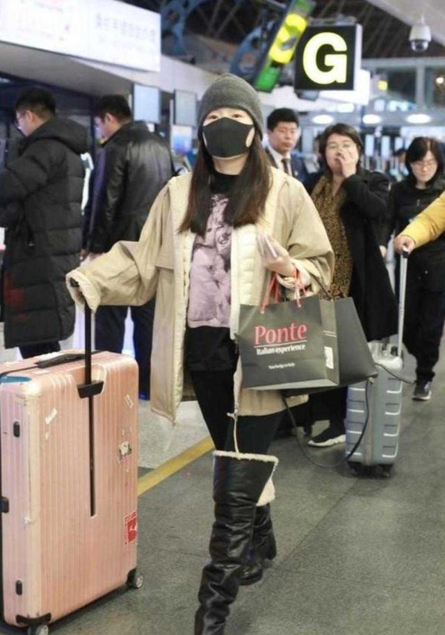 霍思燕的品味怎么了?机场造型大翻车,穿加厚长筒靴腿粗了2个码