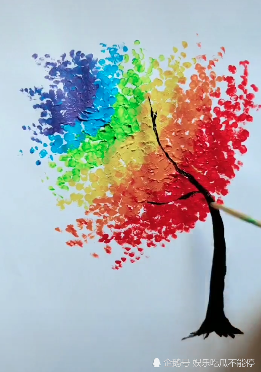 美术生教大家画彩虹树,拿着棉签胡乱点,看到成品:好想