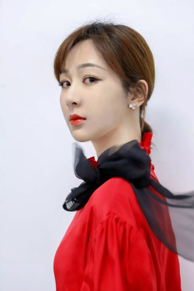 随后担当女一号的电影《沉默的证人》再次刷新了观众对演员杨紫的认识