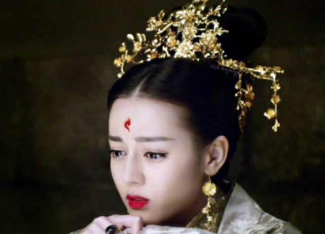 有种"情侣装"叫肖战迪丽热巴,谁注意到两人的手?这才