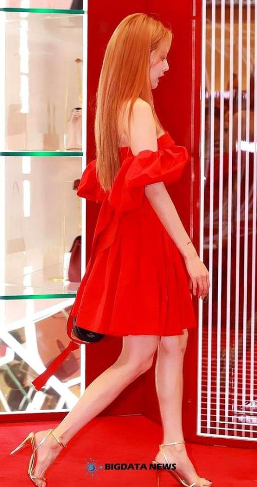 金泫雅穿搭终于正常了,一袭红衣抹胸短裙,妆容清新美回巅峰