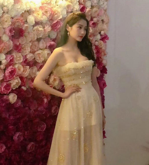 关晓彤身材"过度发育"?穿抹胸裙被高高撑起,清纯少女