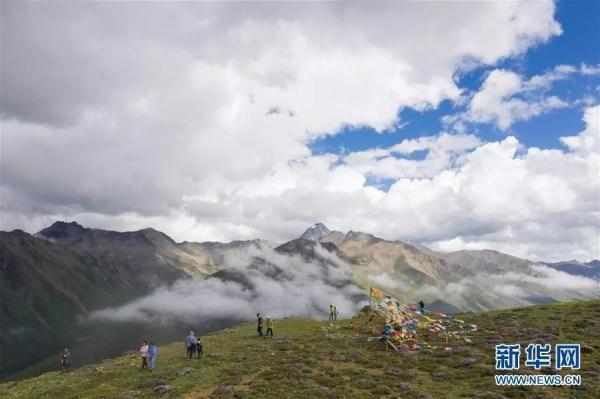 从成都一直向西,翻山越岭,爬升到世界屋脊,一路上的美景令人心旷神怡