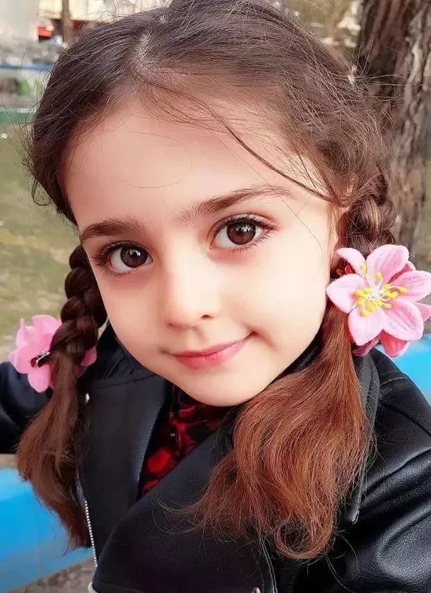 伊朗8岁小女孩被称为"全球最美"!因为太美,父亲辞职做贴身保镖