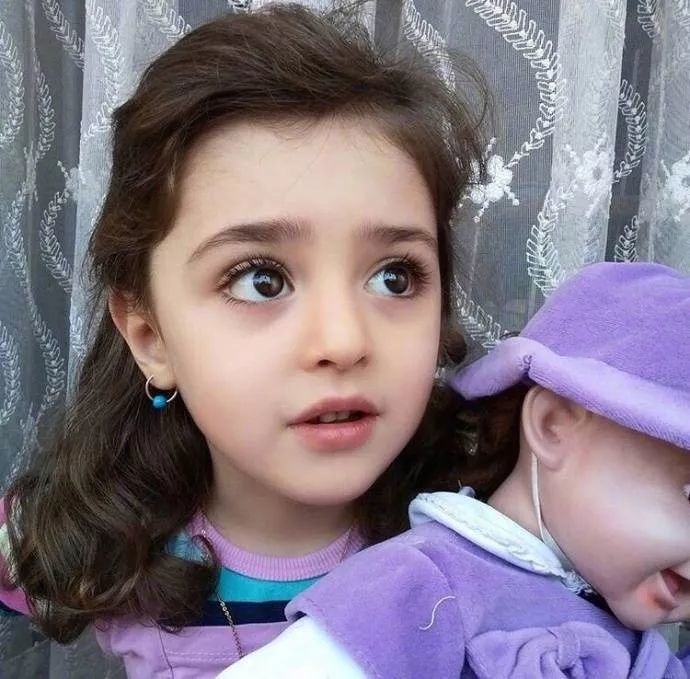 伊朗8岁小女孩被称为"全球最美"!因为太美,父亲辞职做
