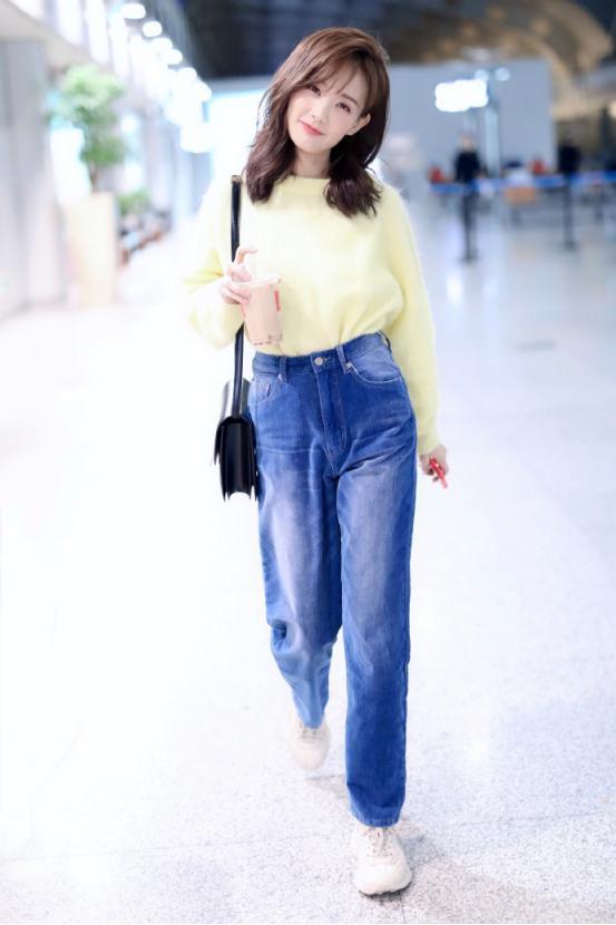 李一桐未免也太美了吧!黄色毛衣配牛仔裤,灵动又不失女人味