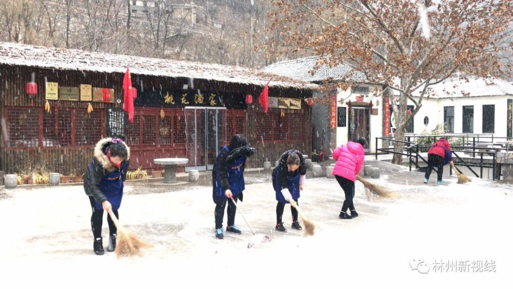 在雪中,人们不辍运动和劳作,表达迎接飞雪的喜悦.