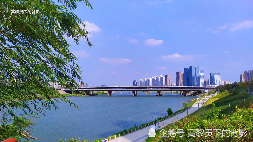 湖南长沙芙蓉中路浏阳河大桥随拍,桥与河互相映衬,也挺漂亮的