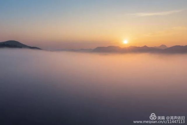 岚雾今朝重,江山些地深,在这里观日出,看雾景,东方刚刚露出鱼肚白,雾