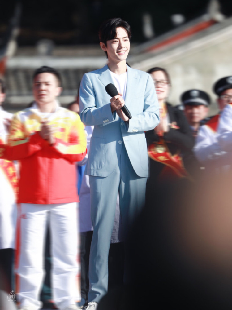 肖战出席活动,穿浅灰色衬衫绅士又儒雅,网友:颜值高就