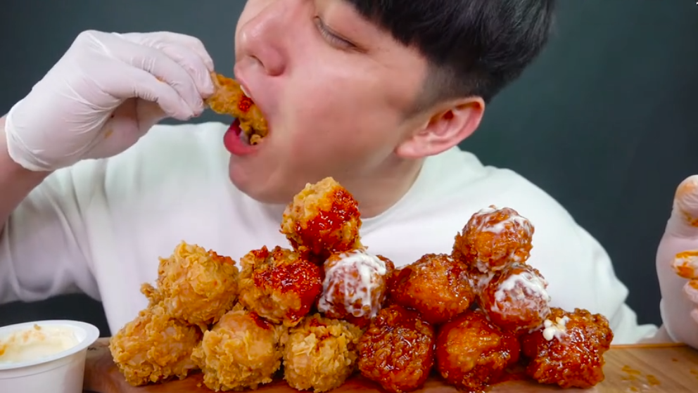 大胃王吃32个"炸鸡腿,咬一口看出破绽,网友:我能吃50个!