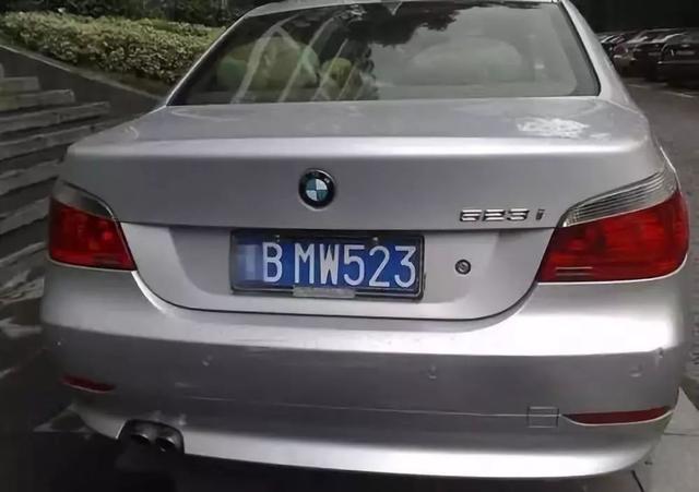 2002年8月12日,由3个字母 3个数字组合而成的新式车牌正式上线,但是