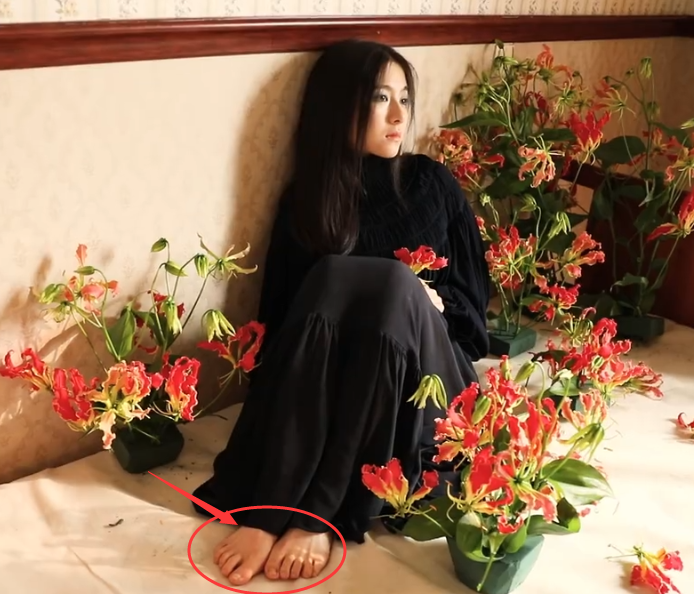 李兰迪光着脚摆拍,有谁注意到她的脚趾?难怪只敢露一半