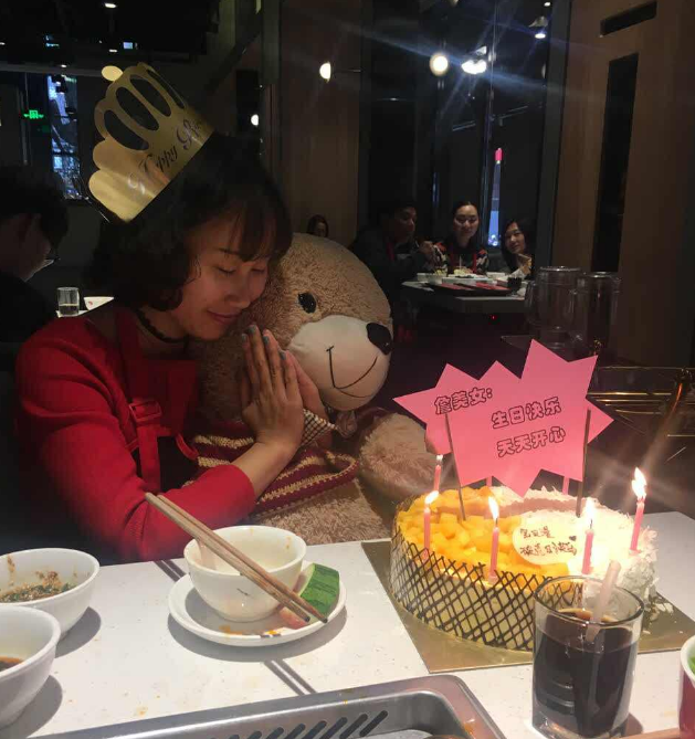 海底捞为顾客过生日引争议,多名网友分享"血泪史"被吐槽服务无下线!