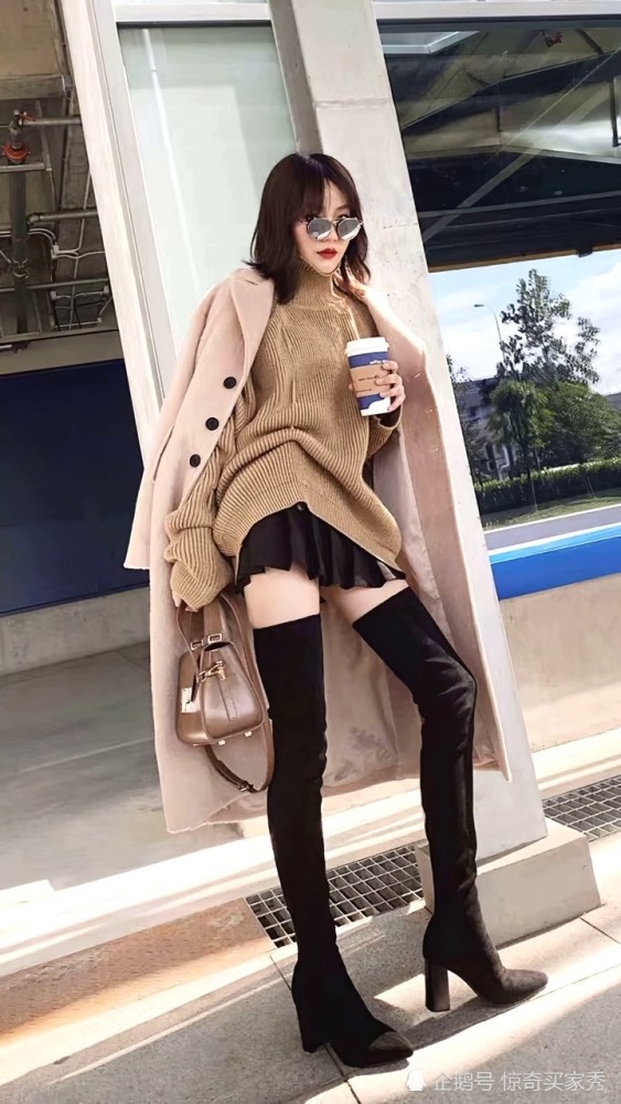 街拍:美女大衣搭配过膝长靴,时尚又靓丽,浓浓的御姐气质