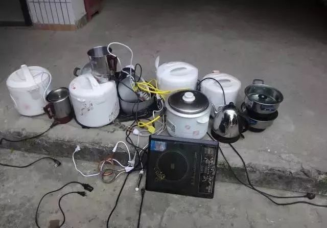 对全校寝室进行查寝 集中查处,没收火锅等大功率电器 以绝"后患" 你