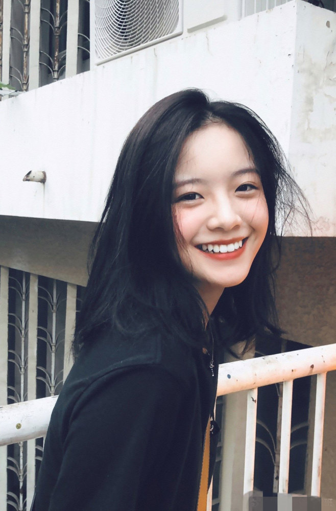 "乔英子"李庚希刘海短发出席活动,乡土味十足,得罪造型师了?