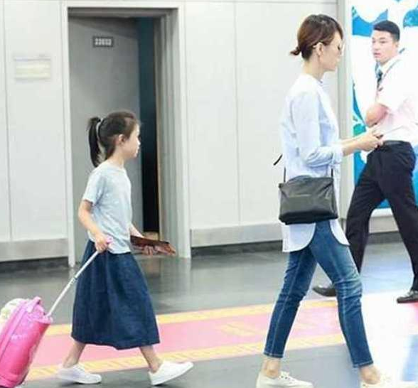 星二代真名曝光,原来杨幂的女儿叫刘苡馨,袁泉女儿叫