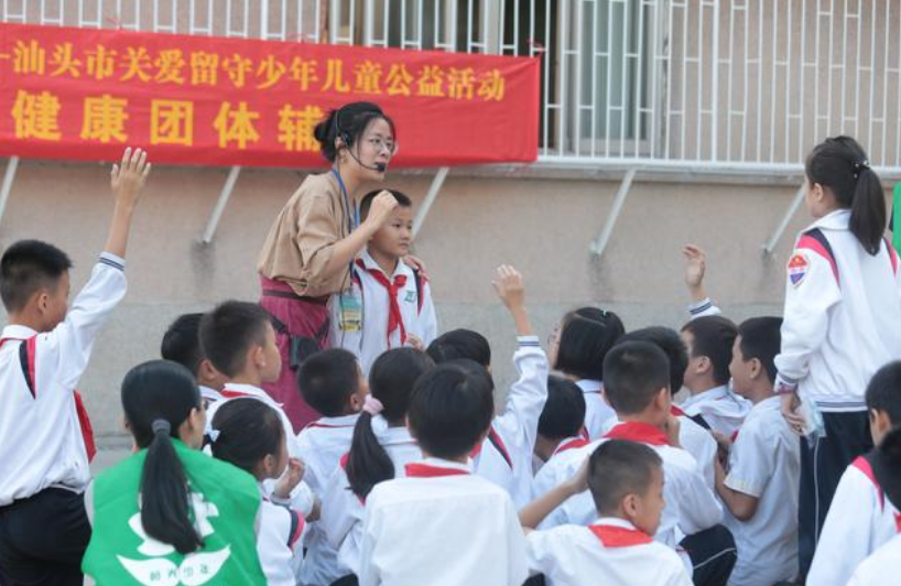 为什么很多老师佩戴"数码扩音器"上课?还遭家长"反对"