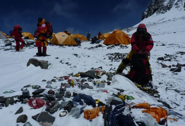 珠穆朗玛峰上的睡美人冰封9年成路标丈夫下山求救却再也没回来