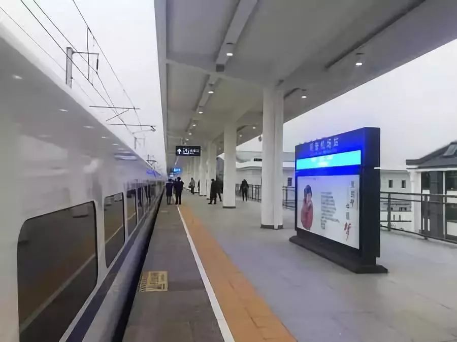 徐州东发往盐城的首班车d5667,8点20分准点到达睢宁站.