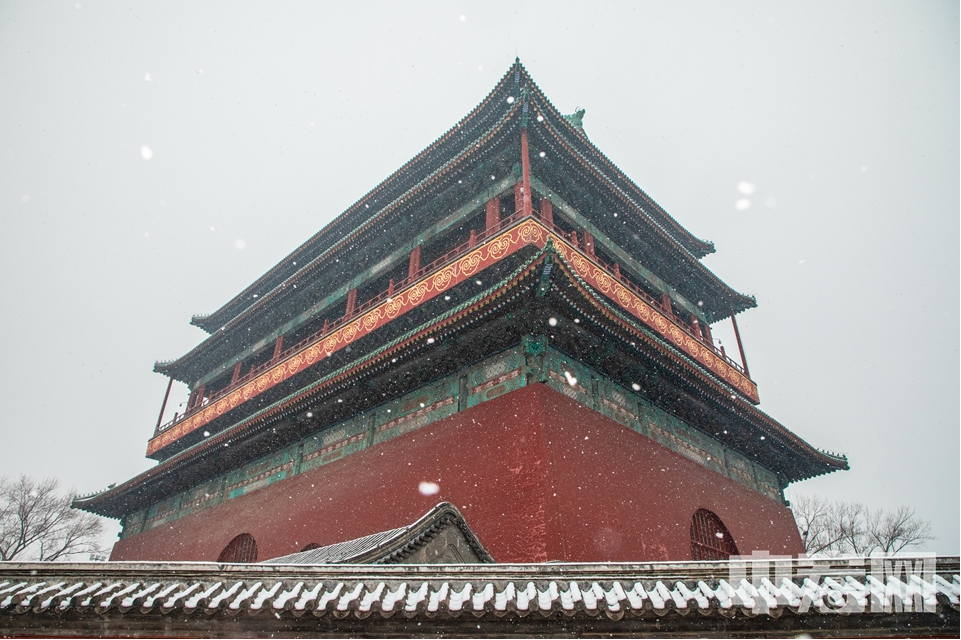 北京迎来降雪 钟鼓楼雪景醉人