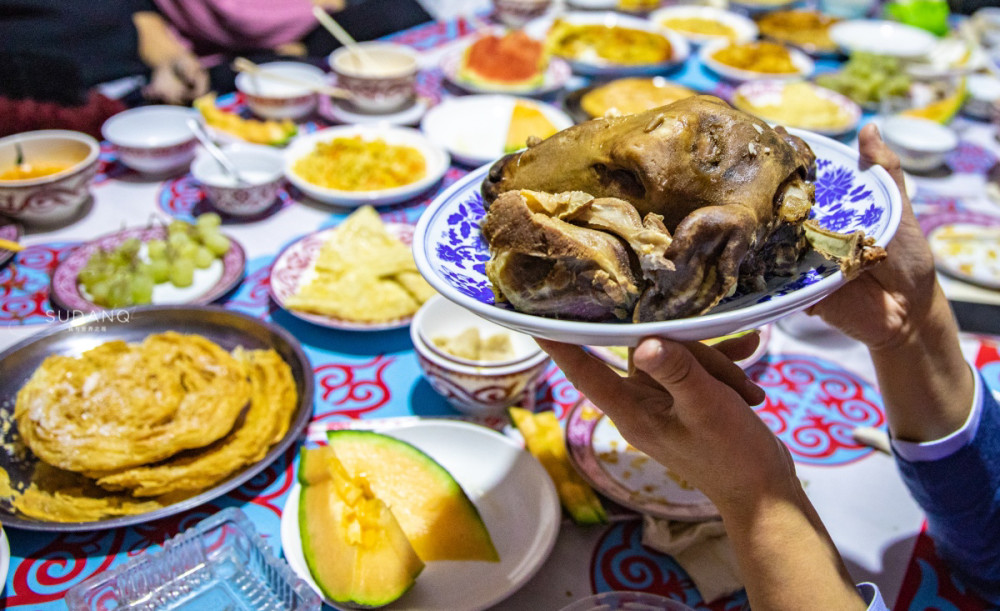 柯尔克孜族人热情好客,过去人们说柯尔克孜族人的毡房有多大,餐布就有