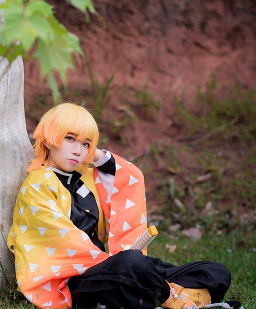 cosplay《鬼灭之刃》动漫角色我妻善逸,阳光下的日系小姐姐